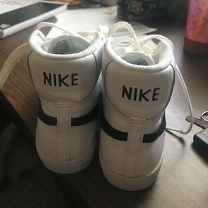 Nike Blazers Mid ‘77 in White/Black